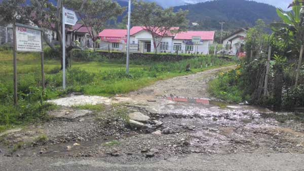 Badan Jalan Didepan Kantor Camat Blangpegayon Kembali Digenangi Air