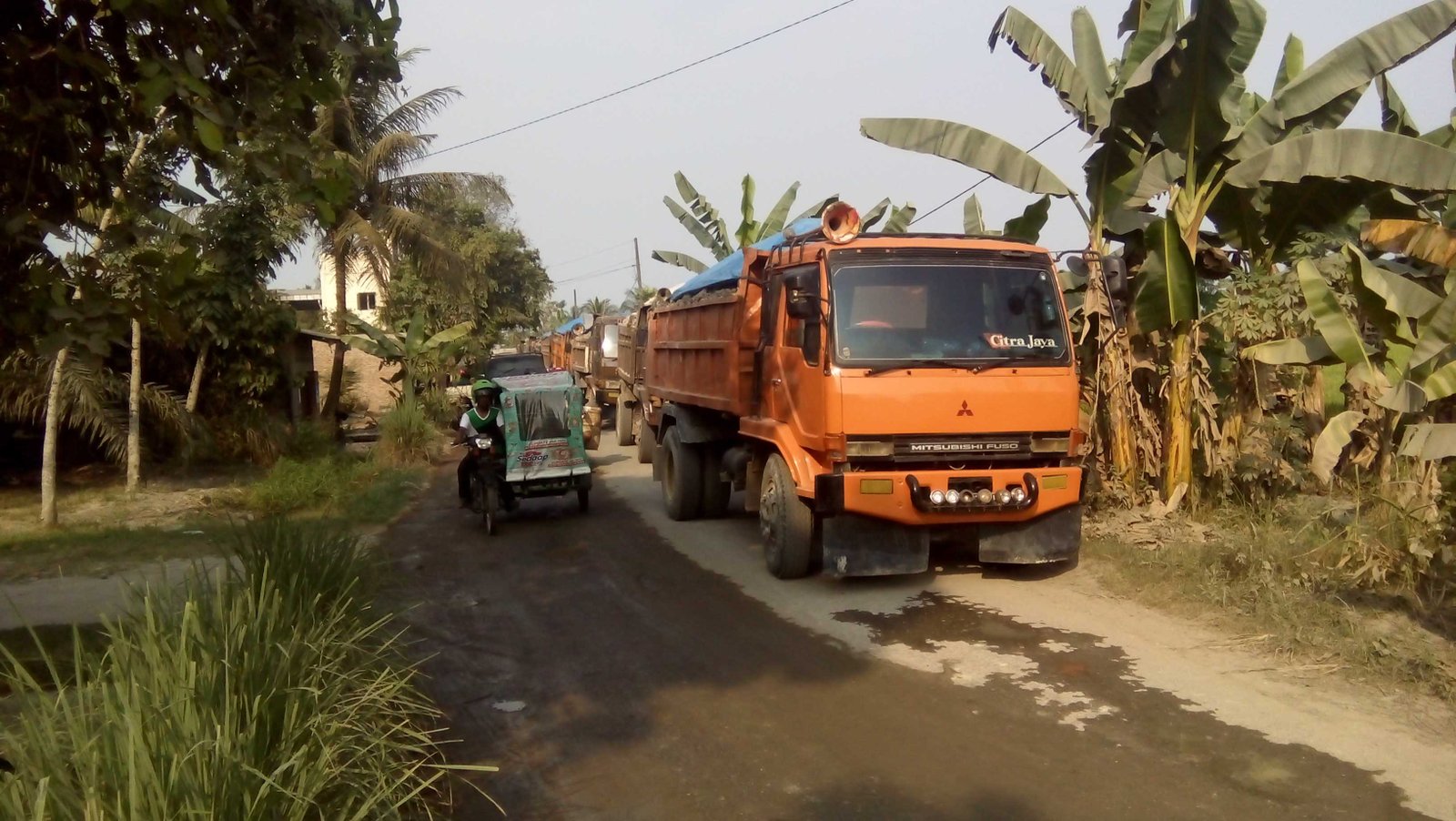 Akibatkan Banyak Debu, Puluhan Truk Galian C Dihadang Warga