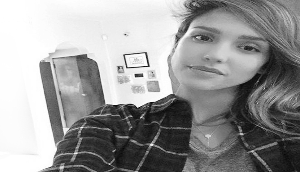 Seram, Ada Sosok Hantu Ikut Foto Selfie Jessica Alba