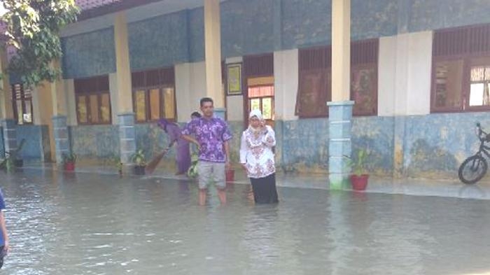 Banjir Bandang Pora - porandakan Kecamatan Padang Tiji   (B) Sekolah Diliburkan