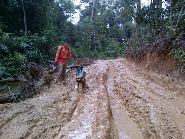Jalan Lesten Pining Berlumpur dan Sulit Dilewati