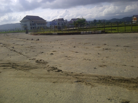 Jalan Bundaran Kantor Bupati Pijay Dipenuhi Ceceran Tanah Timbun