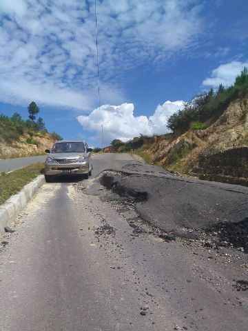 Jalan Menuju RSUD Sangir  Rusak Parah
