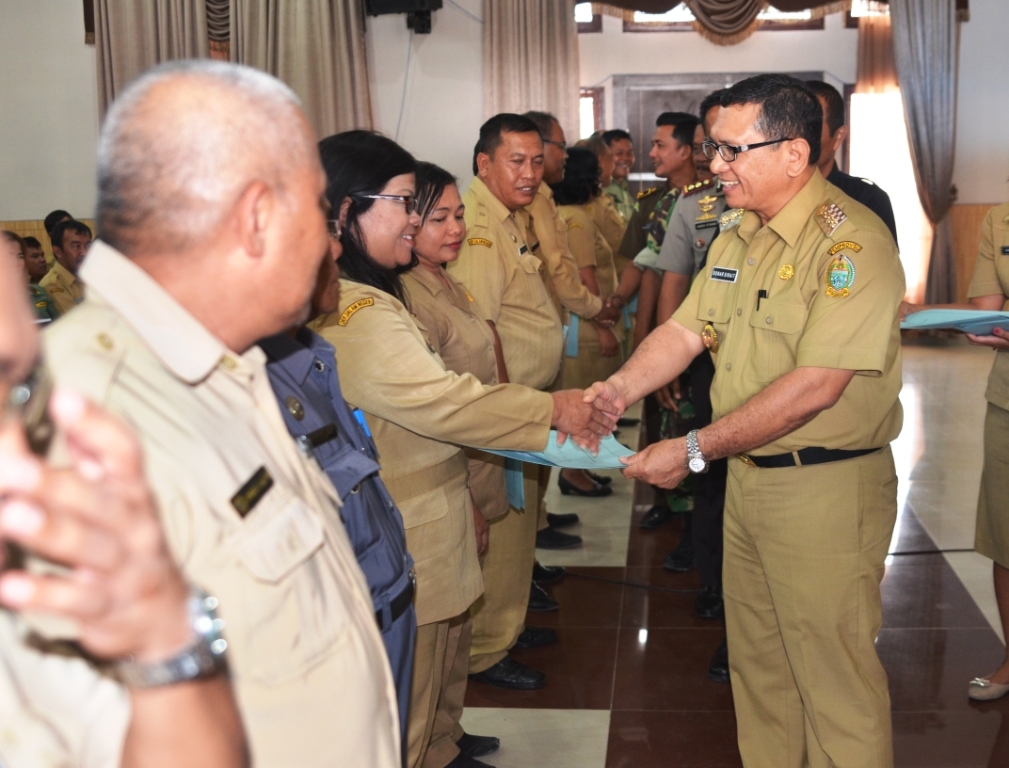 Pj. Bupati Pakpak Bharat Serahkan SK Plt Pimpinan SKPD