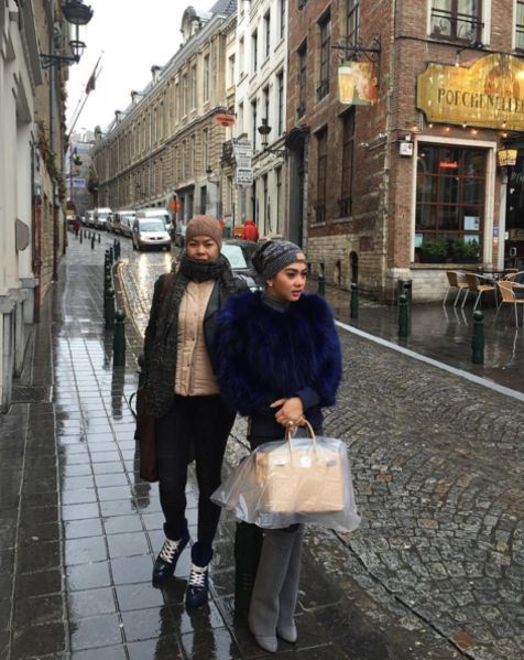 Syahrini Eksis di Belgia  Dengan Tas Hermes Bungkus Plastik