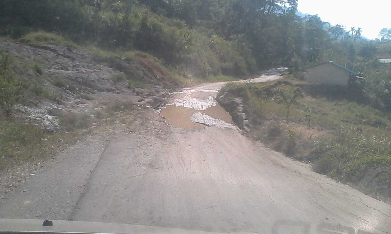 Jalan Berlubang Acam Keselamatan  Warga