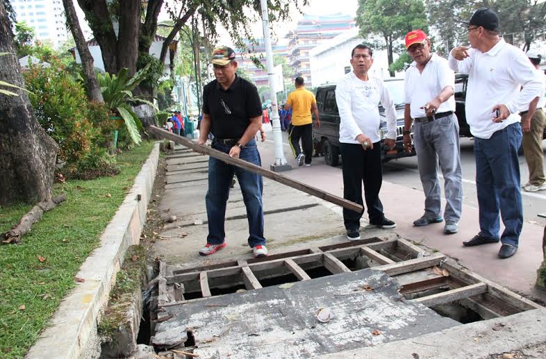 Drainase Seputaran Lapangan Mereka Di Korek, Randiman : Drainase Bukan Tempat Buang Sampah