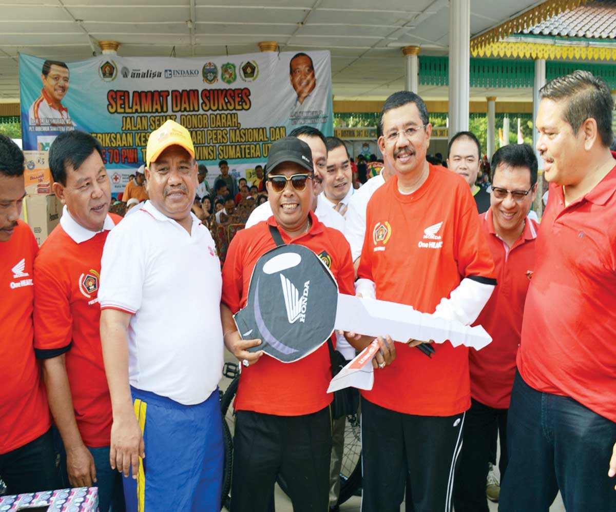 Plt Gubsu Apresiasi Jalan Sehat PWI Sumut * Donor Darah dan Pemeriksaan Kesehatan Over Target