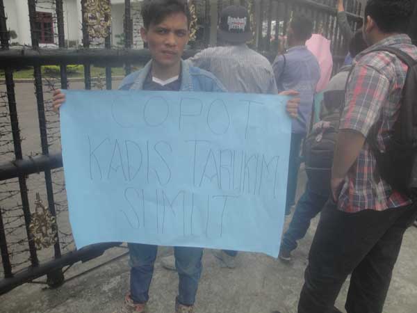 Tuntut Penyelesaian Kasus Korupsi 3 Gelombang Unjuk Rasa di Kejatisu