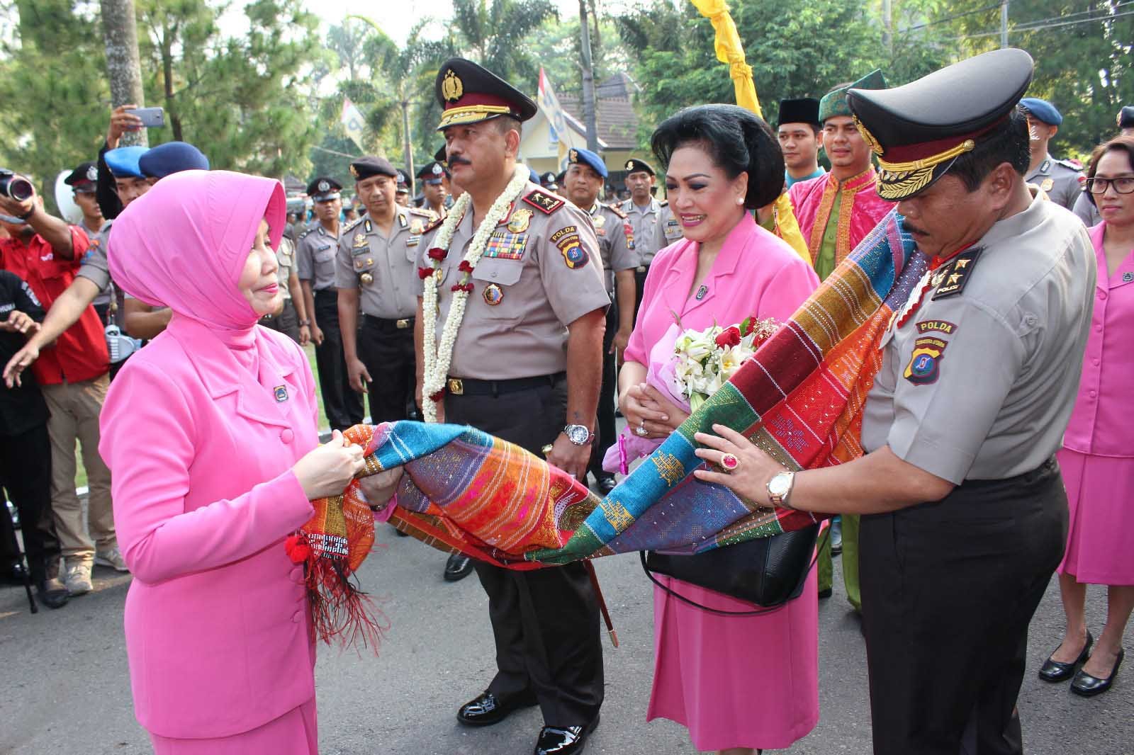 Sertijab Kapoldasu, Ribuan Pasukan Ikut Bernyanyi