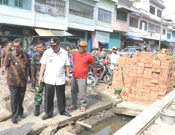Tinjau Drainse Tersumbat, Wali Kota Blusukan ke Pasar Gambir T Tinggi