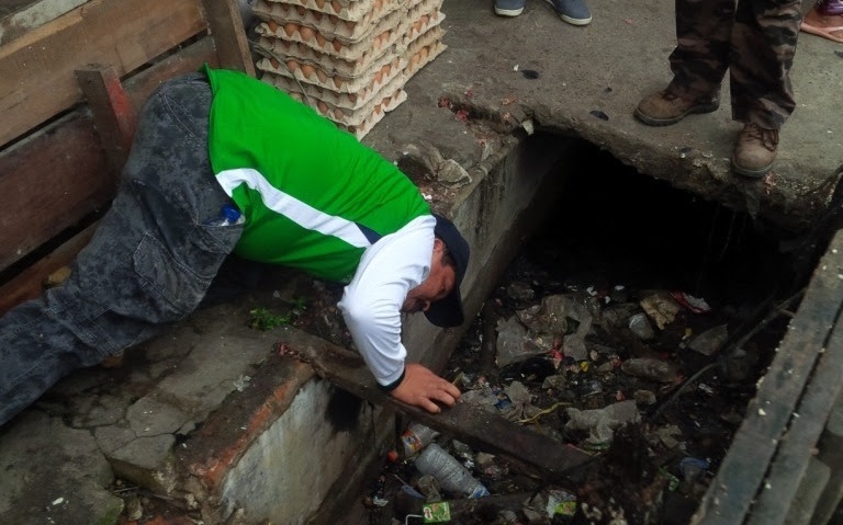 Parit Pasar Peukan Langsa Penuh Sampah
