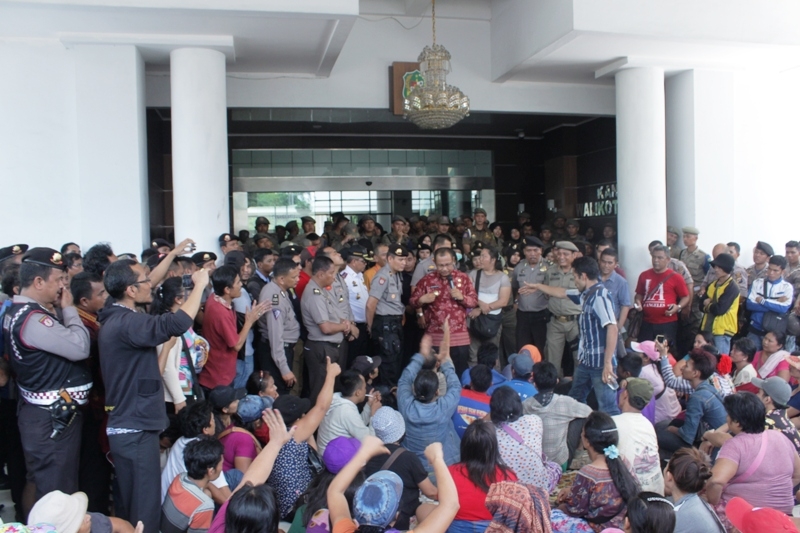 Ratusan Massa Blokade Jl Kapten Maulana Lubis Pedagang Pasar Induk Jebol Pintu Balai Kota