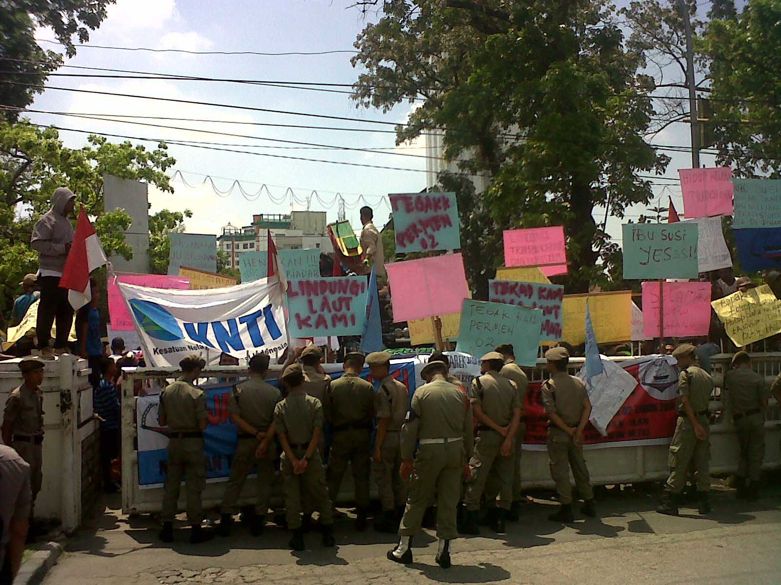 Ratusan Nelayan Tradisional Demo di Kantor Gubernur,  Tertibkan Pukat Trawl