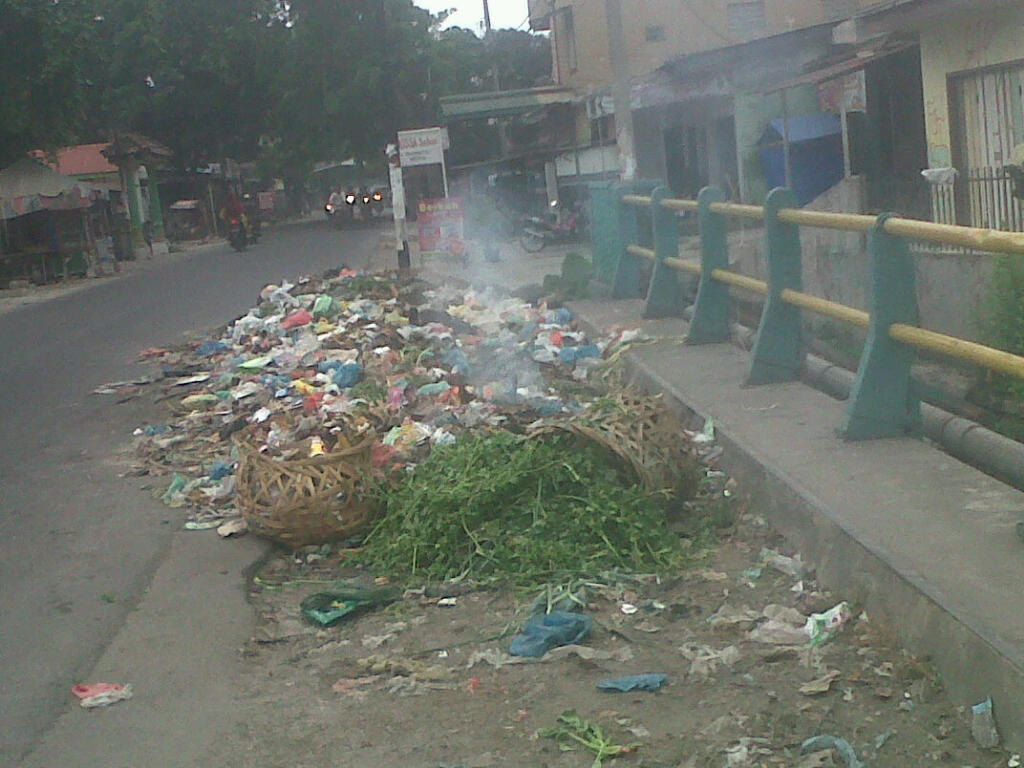 Sampah di Jalan Perjuangan tak diangkat * Timbulkan Aroma tak sedap