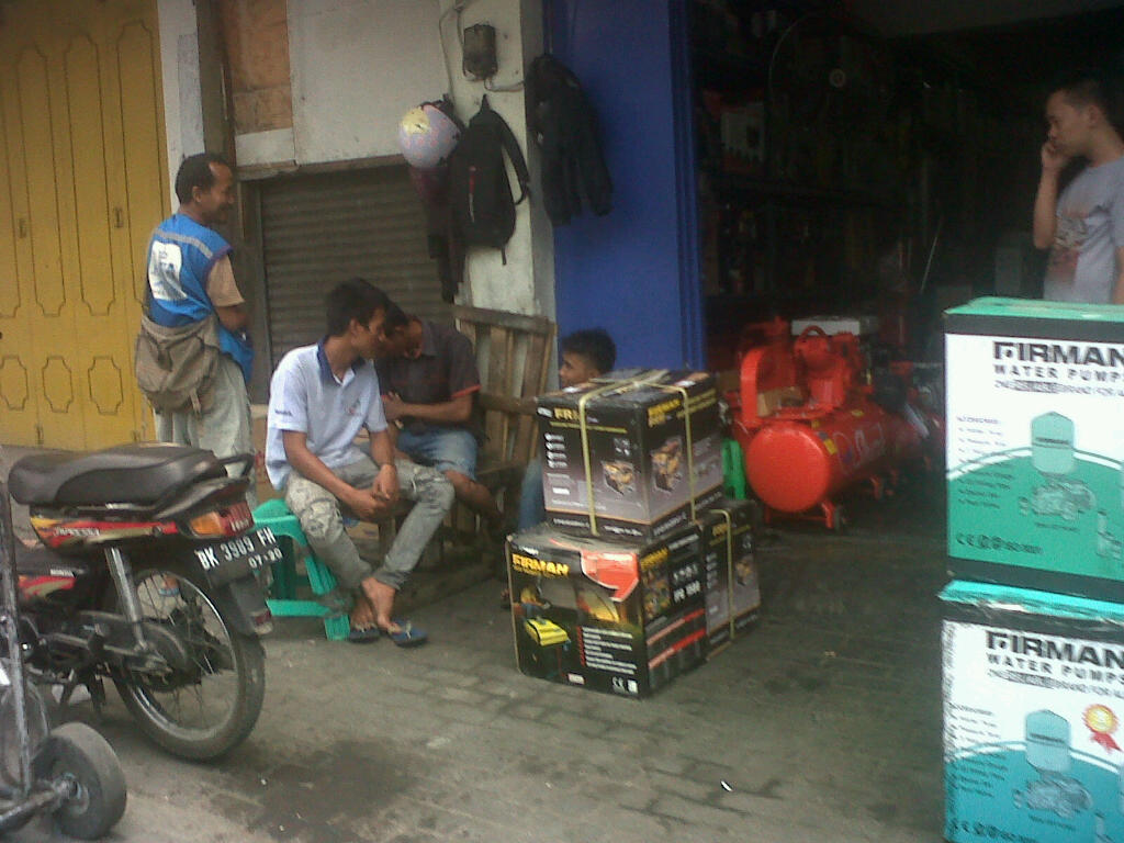 Dijadikan Tempat Usaha * Trotoar Jalan di Medan Berubah Fungsi