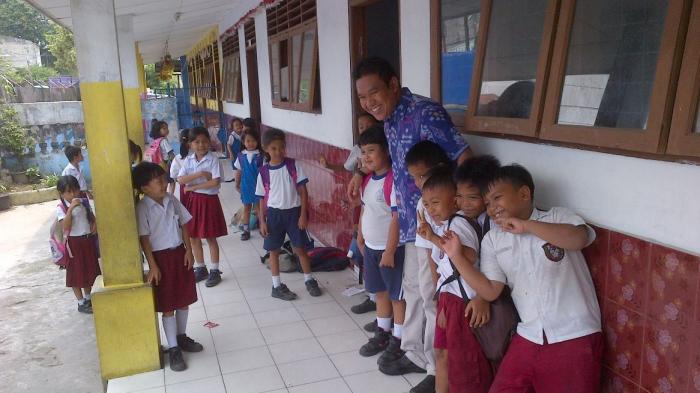 Anggota DPR Ini Miris Melihat SD Prabudhy yang Berbau Busuk Ikan