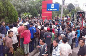 HMI dan Masyarakat Asahan Demo Kantor PLN Ranting Kisaran