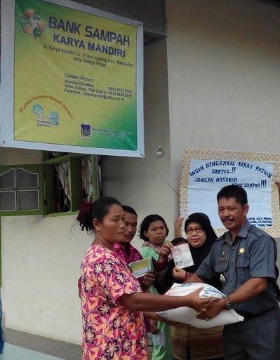 Warga Kelurahan Lalang Tukar Raskin dengan Sampah