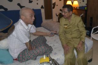 Sakit Kanker Paru, Plt Gubernur Jenguk PBI Sumut