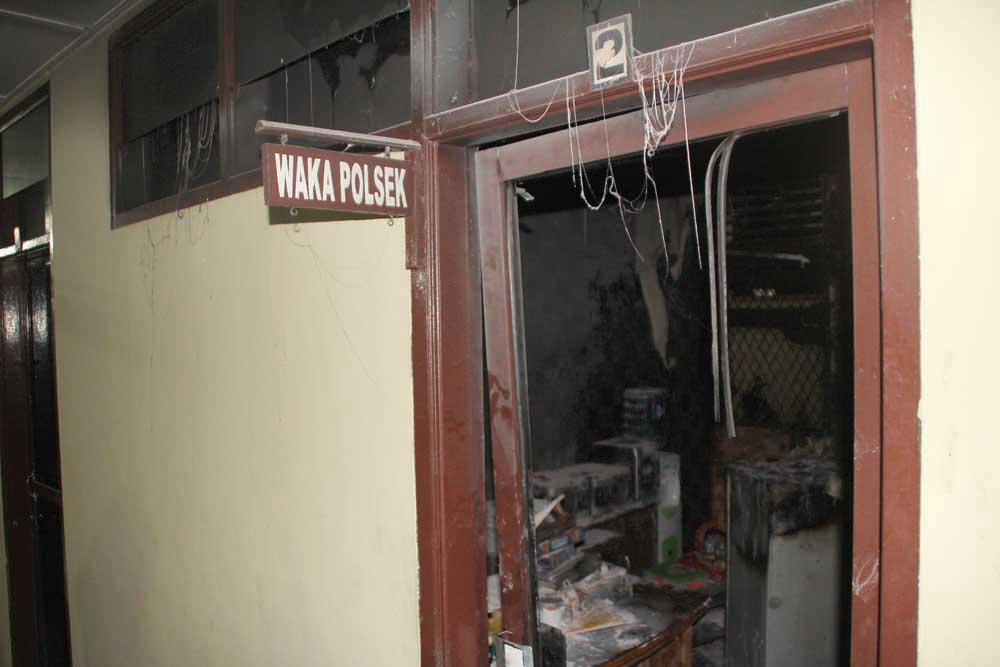 Ruangan Waka Polsek Sunggal Terbakar