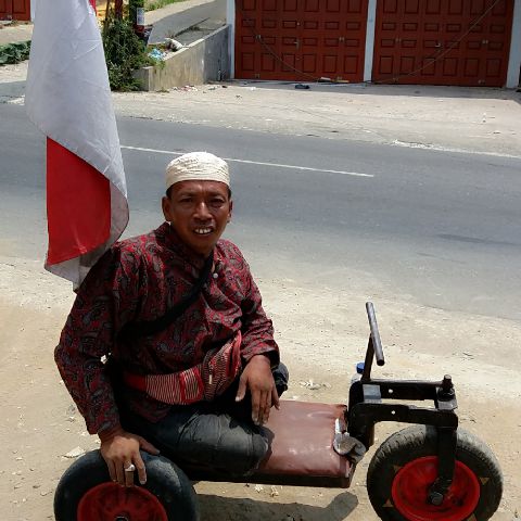 Agus Penyemir Cacat Tubuh, Berjibaku dengan Maut Cari Sesuap Nasi