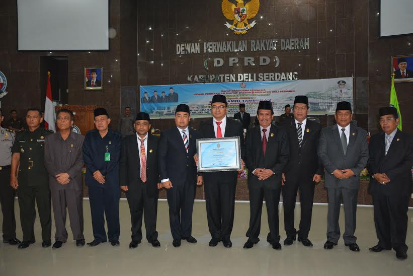 DPRD Deliserdang Beri Penghargaan Kepada H Amri Tambunan Sebagai Tokoh Penggerak Program â€œCerdasâ€