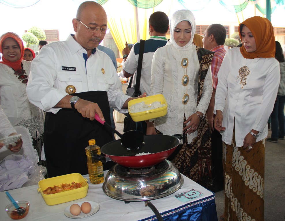 Wali Kota Medan T Dzulmi Eldin Ikut Lomba Nasi Goreng