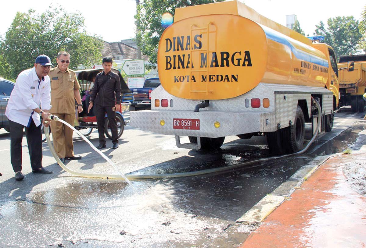 Tak Ingin Pengorekan Parit Buat Jorok Eldin Langsung Semprot  Sisa Lumpur