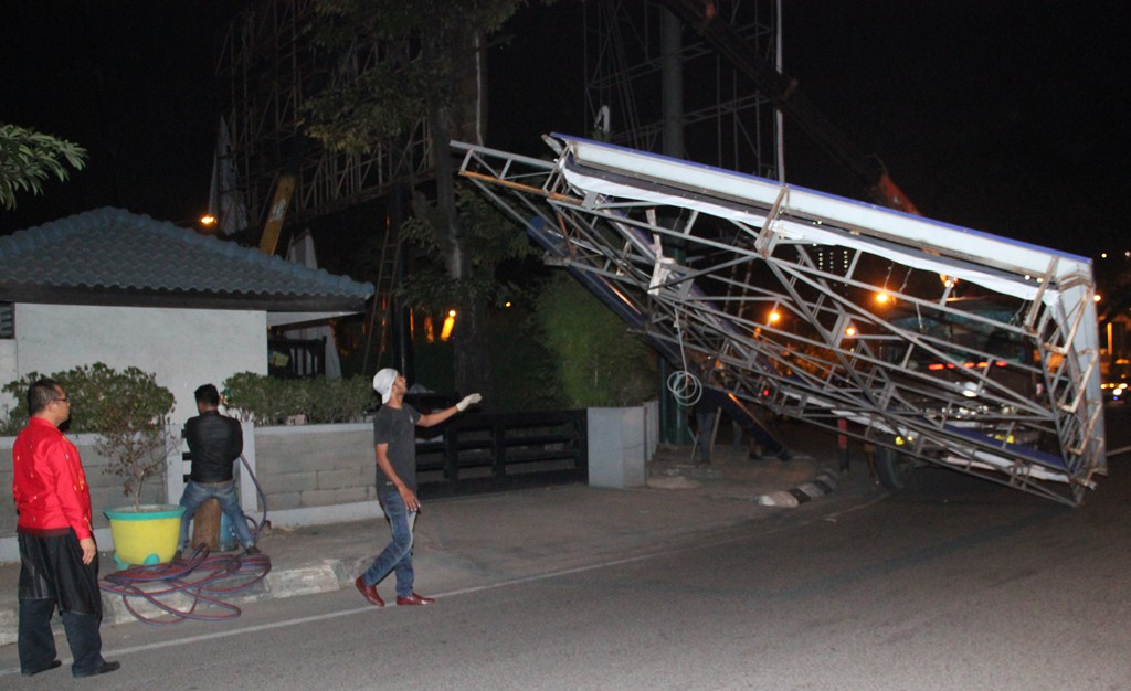 3 Billboard Kembali Ditumbangkan