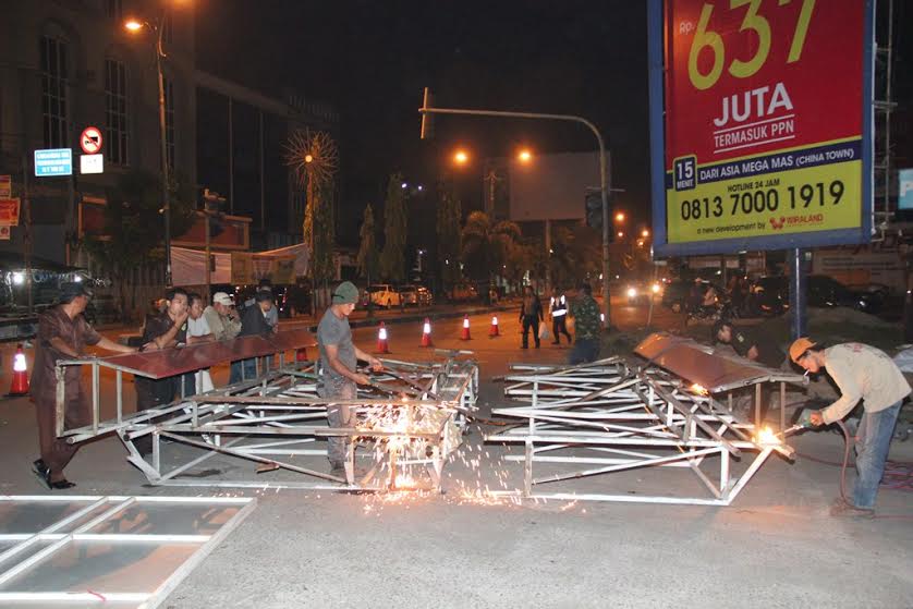 Tiga Papan Reklame Dibongkar Paksa