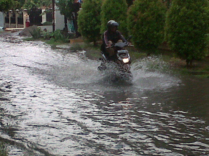 Hujan Sebentar, Medan Terendam