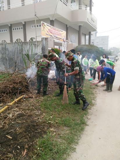 BABINSA DAN MASYARAKAT LAKSANAKAN JUMAT BERSIH