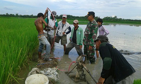 BABINSA DAMPINGI PETANI TERIMA BANTUAN SUMUR DANGKAL