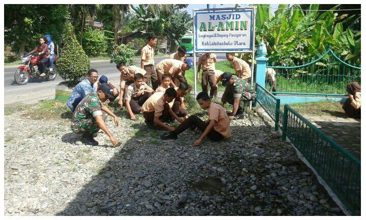 BABINSA BESERTA ANAK SEKOLAH LAKSANAKAN JUMAT BERSIH