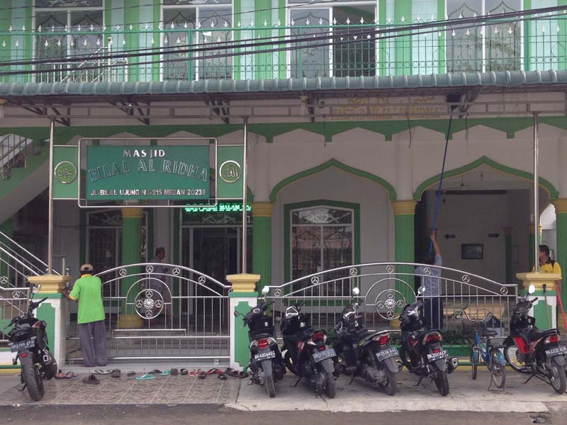 BKM Bilal AR-Ridho dan anggota DPRD PKS bergotongroyong membersihkan masjid