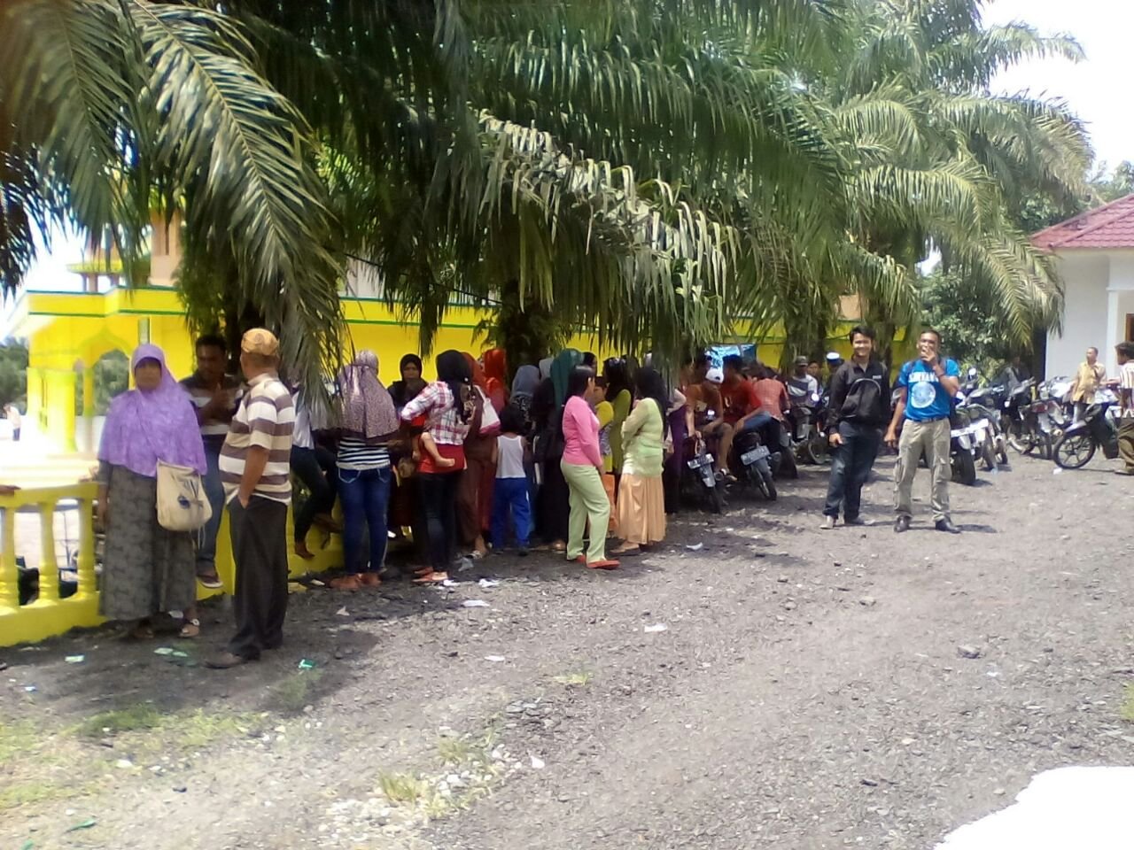 Tak Terima Bantuan dari Pemerintah, Warga PIR ADB Besitang Datangi Kantor Camat