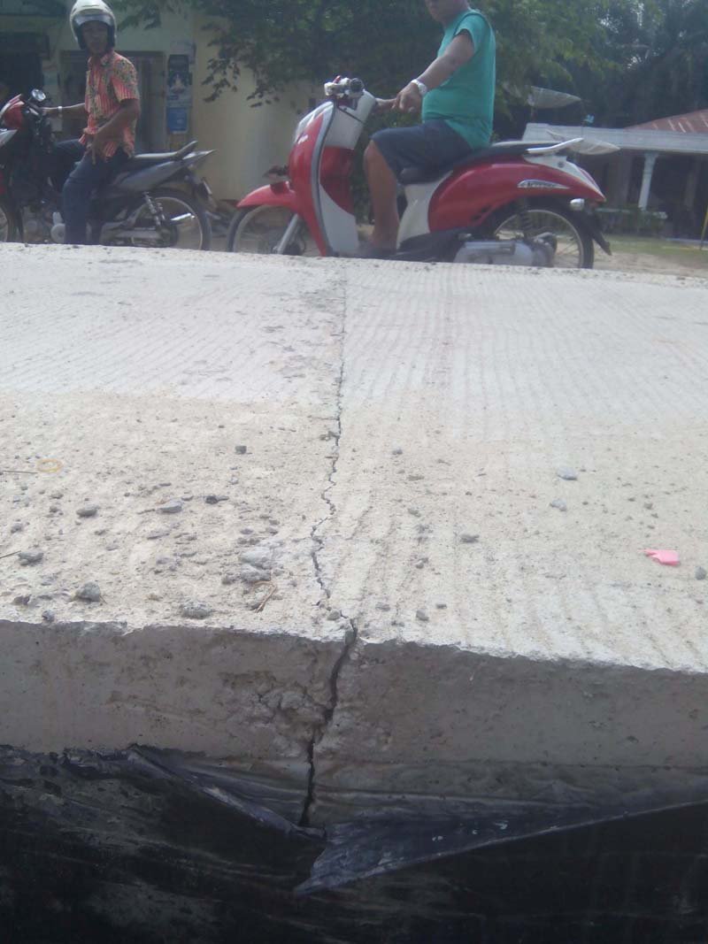 Jalan Beton Kontruksi di Kecamatan Torgamba Sudah Retak