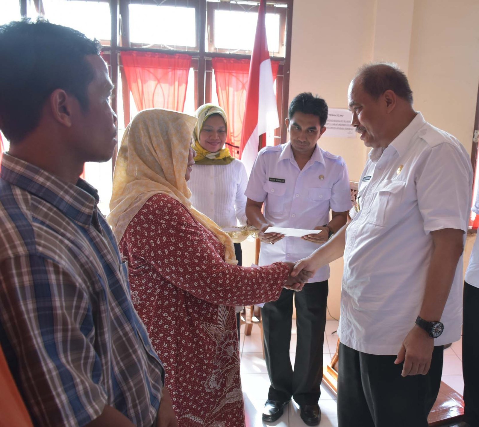 100 KK Warga Kurang Mampu Terima Bantuan Upah Tukang RTLH