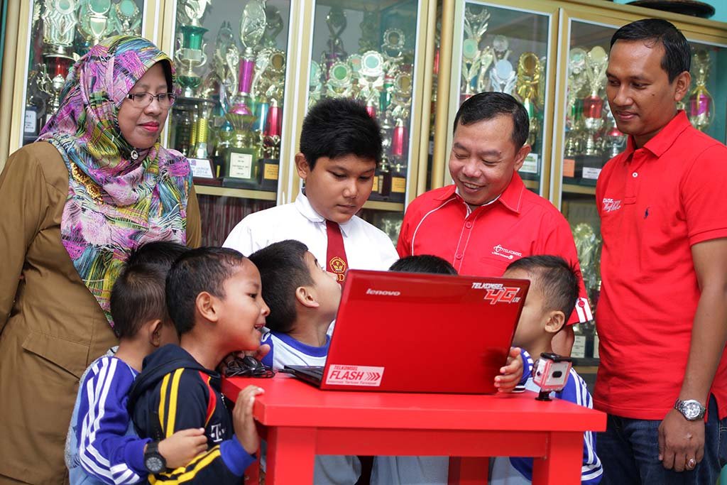 Telkomsel Pasang Internet GRATIS Untuk SD di Pulau Terdepan