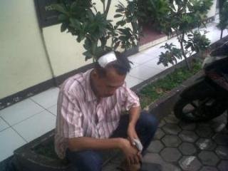 Ketua Genk Motor Pakai Sarung Klewang