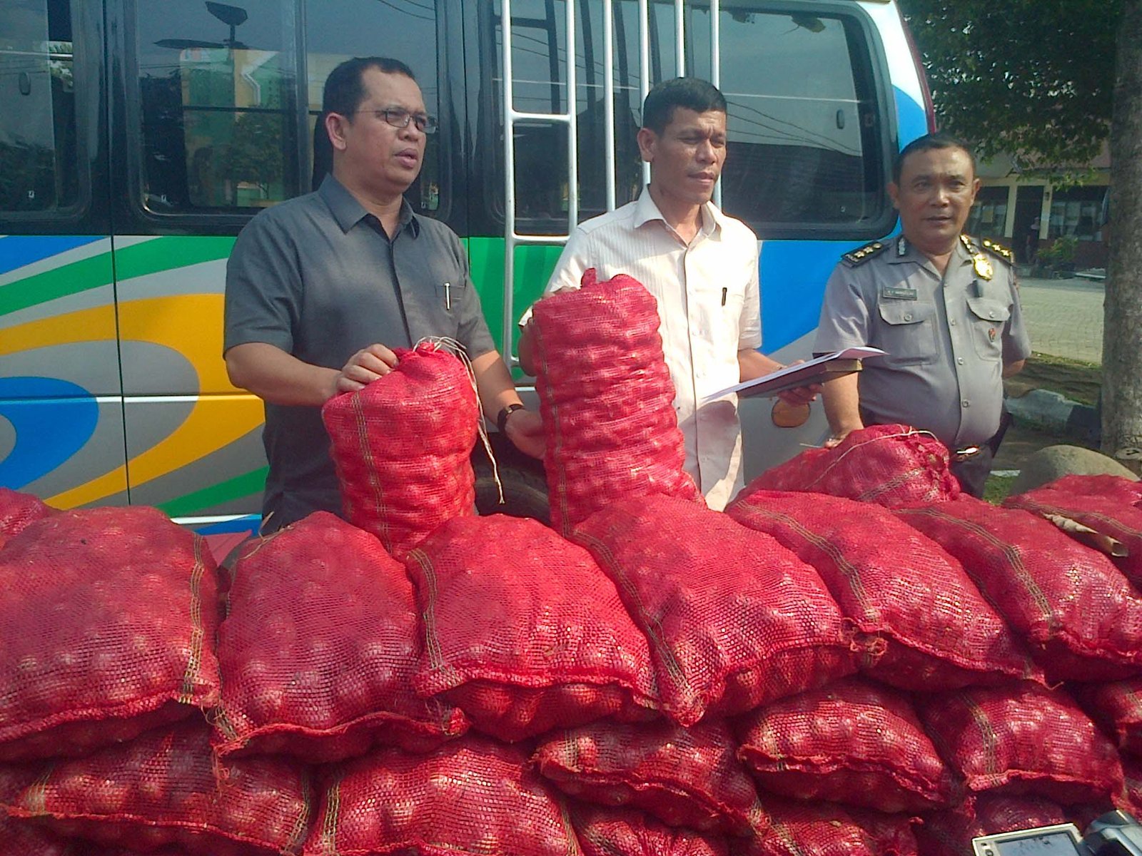 Poldasu Amankan 2 Ton  Bawang Ilegal Asal India