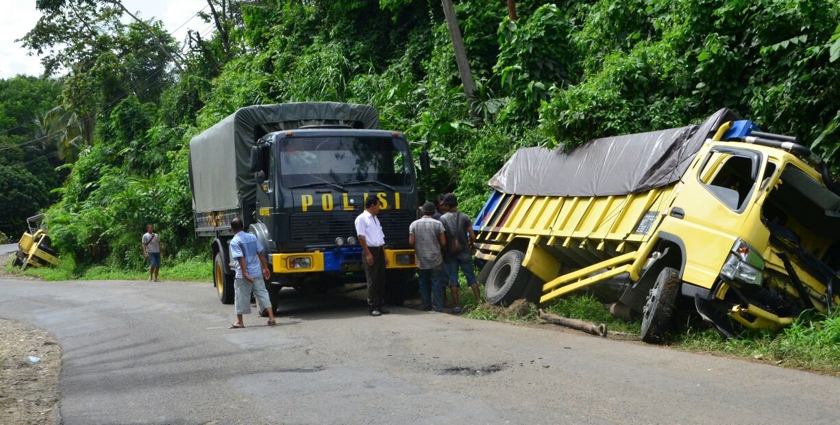 Rem Mendadak Blong 2 Truk Hantam 2 Mobil