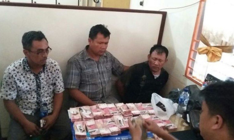 Rp190 Juta Berserakan  di Halaman Bank Mandiri