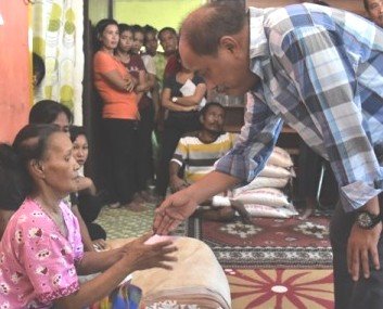 Wali Kota Jenguk Warga Sakit dan Bantu Orang Jompo