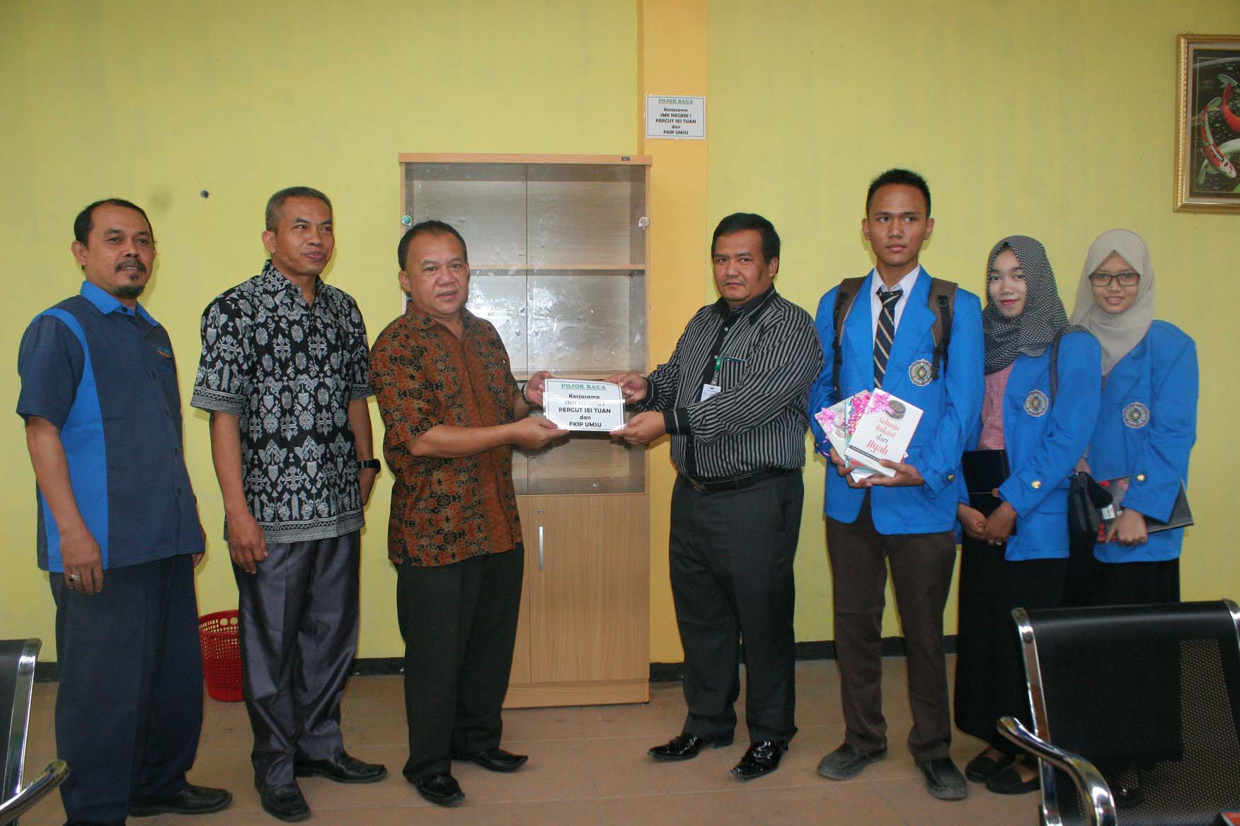 FKIP UMSU Sumbang Pojok Baca di SMKN 1 Percut Sei Tuan