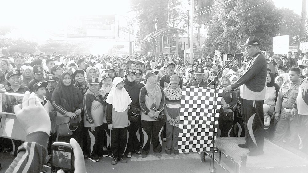 15 Ribu Masyarakat dan  Pelajar Ikuti Gerak Jalan  Santai Hardiknas