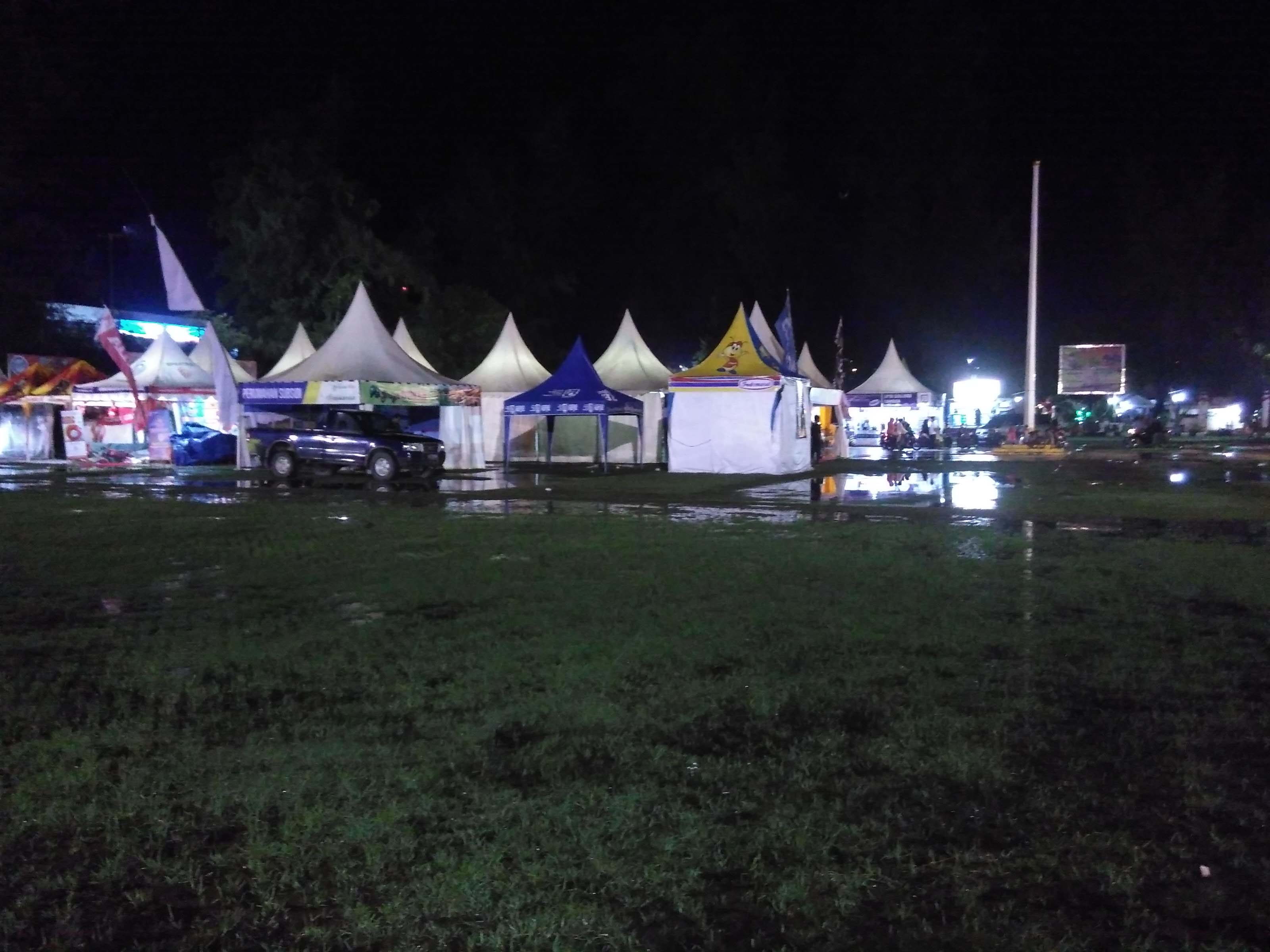 Diguyur Hujan, Stand Festival & Education Expo Langsa 2016  Sepi