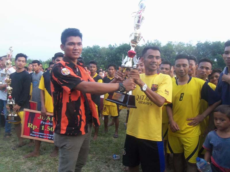 Turnamen Sepak Bola Kiam Rebutkan Piala PP Ranting Desa Pantai Gemi