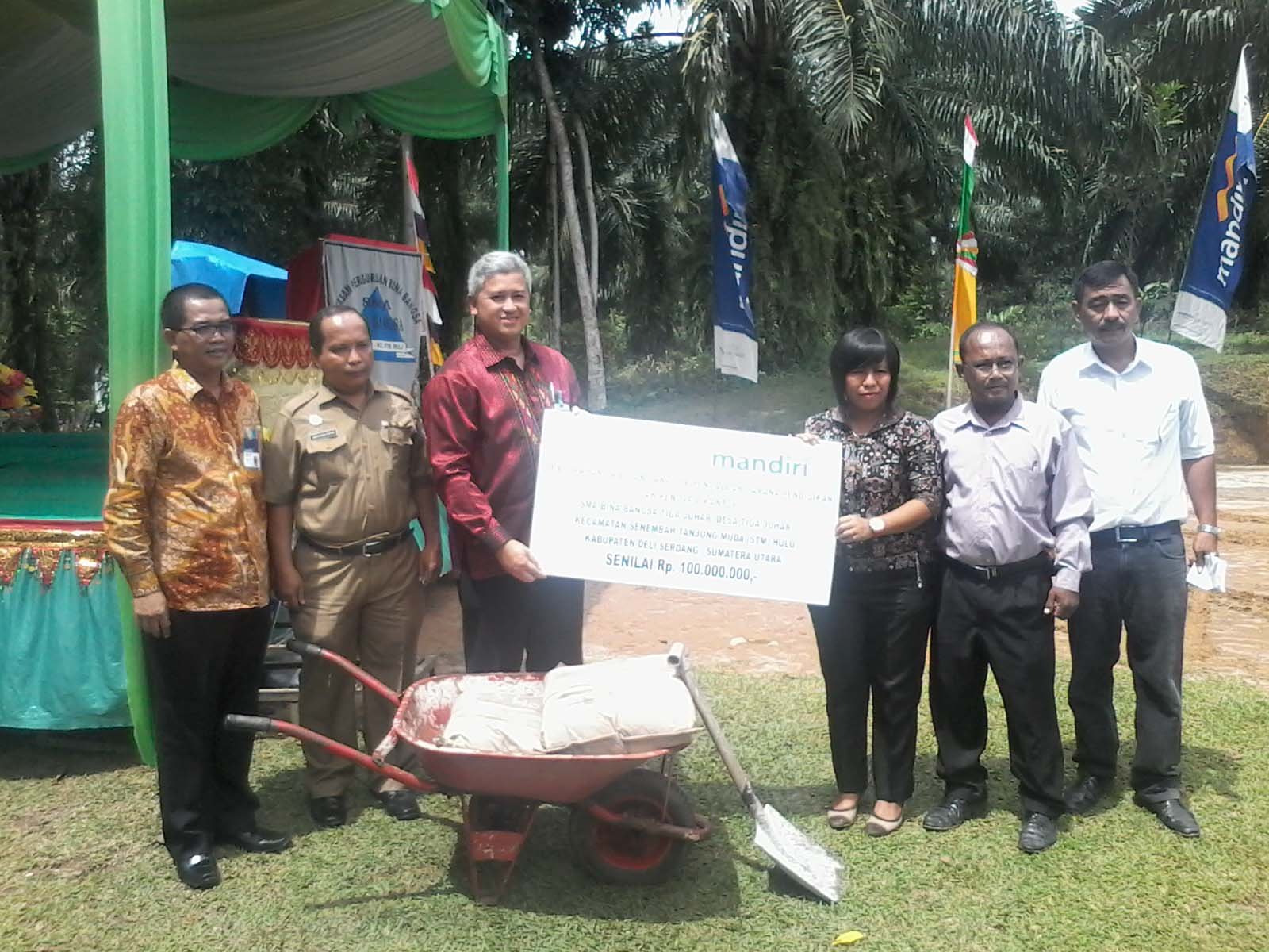 Bank Mandiri Bantu Rp100 Juta SMA Bina Bangsa Tiga Juhar